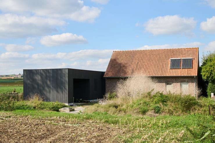 Uitbreiden van woning en aanbouwen van carport 