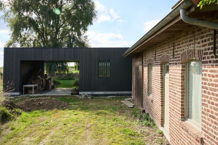 Uitbreiden van woning en aanbouwen van carport 