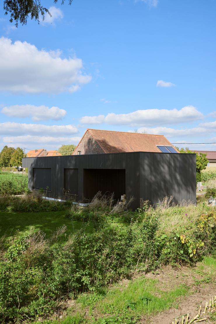 Uitbreiden van woning en aanbouwen van carport 
